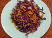 Una foto de ensalada col morada y zanahoria