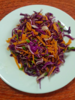Una foto de Ensalada de col morada con zanahoria