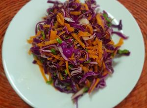 Una foto de Ensalada de col morada con zanahoria