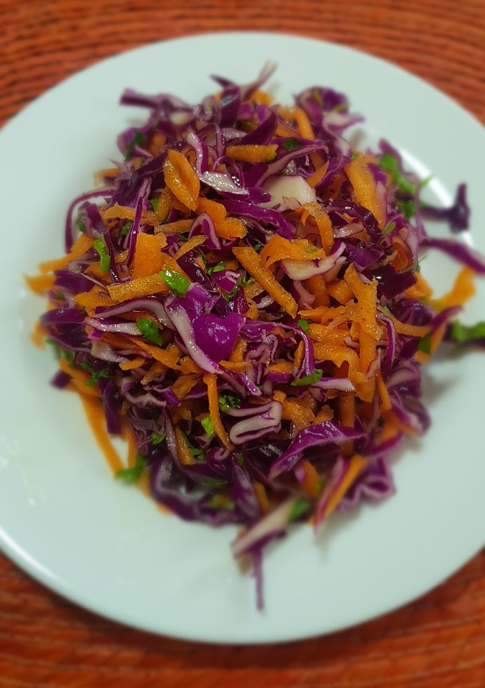 Una foto de Ensalada de col morada con zanahoria