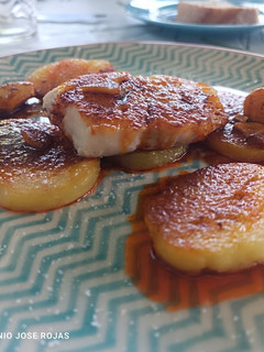 Una foto de Merluza con patatas plancha y ajada de pimentón