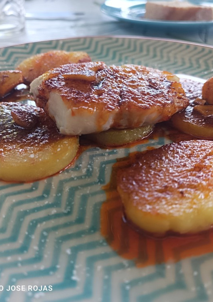 Una foto de Merluza con patatas plancha y ajada de pimentón