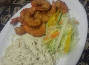Una foto de Camarones empanizados al coco con salsa de mango