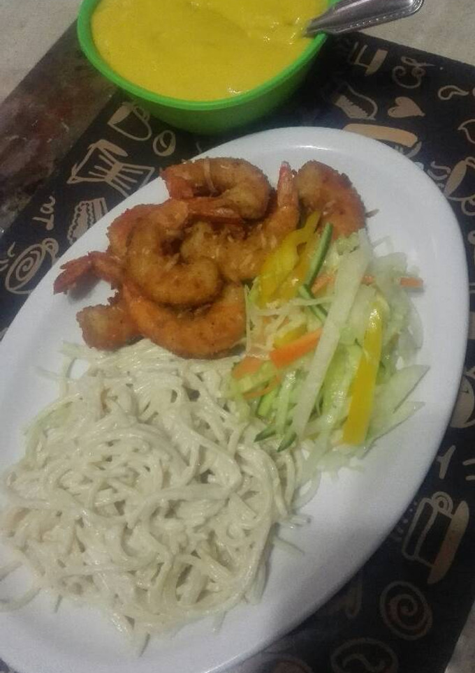Una foto de Camarones empanizados al coco con salsa de mango