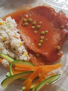 Una foto de Chuleta ahumada al chamoy con chícharos, arroz y verduras geras