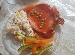 Foto principal de Chuleta ahumada al chamoy con chícharos, arroz y verduras  geras