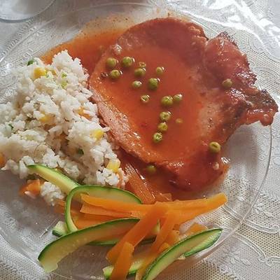 Chuleta ahumada al chamoy con chícharos, arroz y verduras geras Receta de  MARTÍN GERARDO RAMÍREZ CORREA- Cookpad