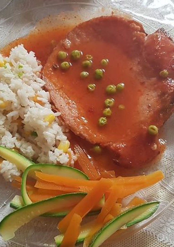 Una foto de Chuleta ahumada al chamoy con chícharos, arroz y verduras  geras