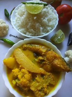 ফুলকপি আলু দিয়ে মাছের ঝোল(Foolkopi aloo diye macher jhol recipe in Bengali) রেসিপির প্রধান ছবি
