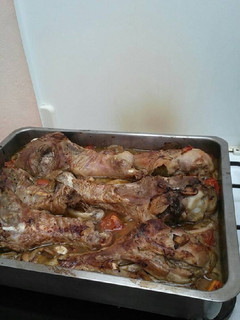 Una foto de Jamones de pavo con verduras