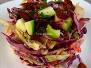 Una foto de ensalada de col