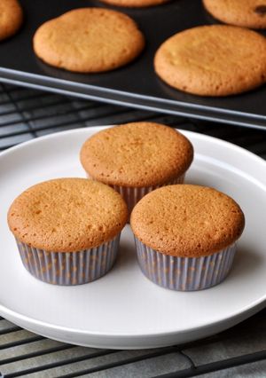 Una foto de 🧁 Cupcakes de vainilla esponjosos (receta base que no falla)