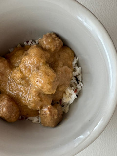 Una foto de Arroz basmati con albóndigas en salsa de cebolla