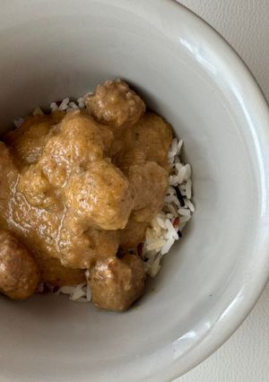 Una foto de Arroz basmati con albóndigas en salsa de cebolla