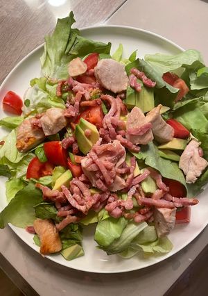 Une photo de Salade poulet avocat lard