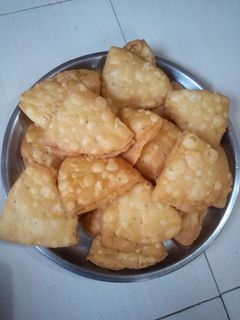मैदे की खस्ता मठरी (maida ki khasta mathri recipe in hindi) रेसिपी मुख्य फोटो