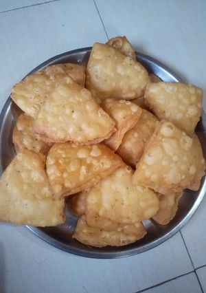 मैदे की खस्ता मठरी (maida ki khasta mathri recipe in hindi) रेसिपी मुख्य फोटो