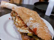 Una foto de sandwiches bacon