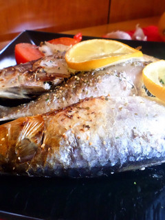 Una foto de Sardinas al horno con guarnición