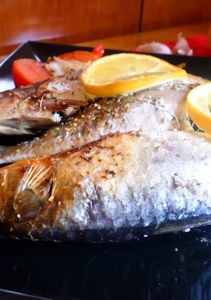 Una foto de Sardinas al horno con guarnición