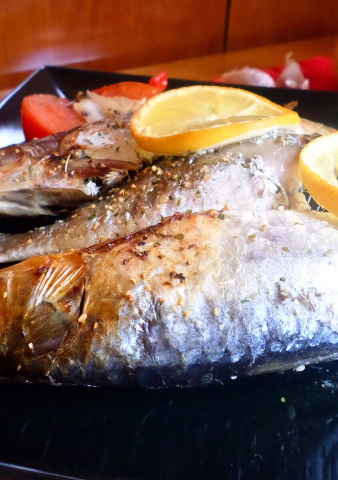 Una foto de Sardinas al horno con guarnición