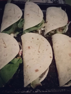Una foto de Wraps o Rapiditas de pollo y queso 🌮👌