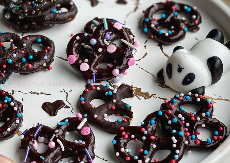 Steps to Make Favorite Chocolate Mini Pretzels | 3 Bahan