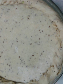 Una foto de Tarta de acelga y choclo con masa con semillas de sésamo, chía y lino