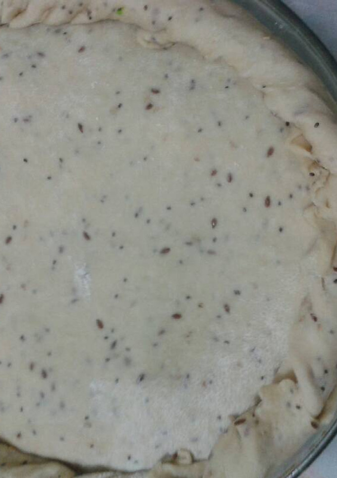 Una foto de Tarta de acelga y choclo con masa con semillas de sésamo, chía y lino