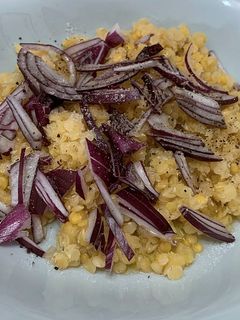 Foto di Insalata di Lenticchie Gialle Decorticate con Cipolla Rossa