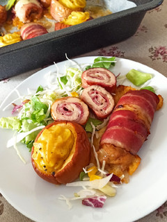 Sajtos csirkemell rolád, almában sült burgonyapürével recept fotója