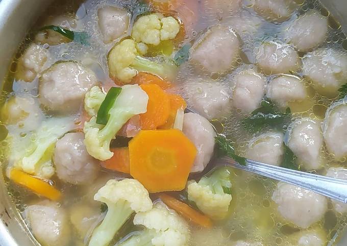 Langkah Mudah untuk Menyiapkan Sop sayur bakso, Lezat Sekali