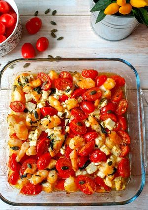 Une photo de Crevettes à l'ail, feta et tomates cerises