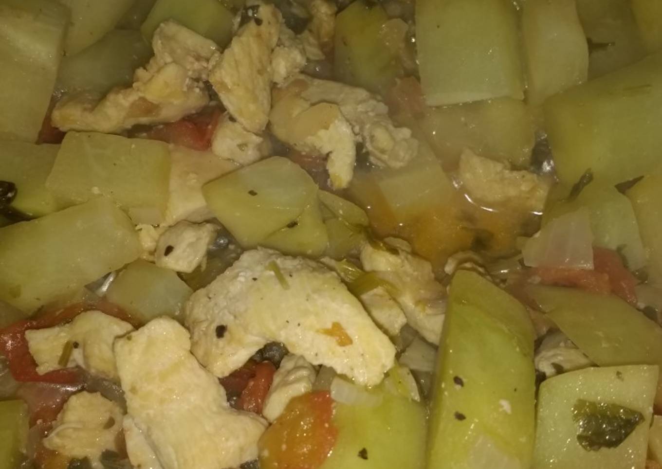 Pollo con chayote a la mexicana