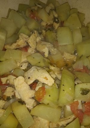 Una foto de Pollo con chayote a la mexicana