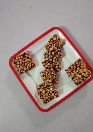 દાળીયા ચીકી (Daliya Chikki Recipe In Gujarati) રેસીપી મુખ્ય ફોટો