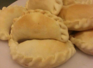Una foto de Empanadas de queso y cebolla un clásico(vegetarianas)😋😊