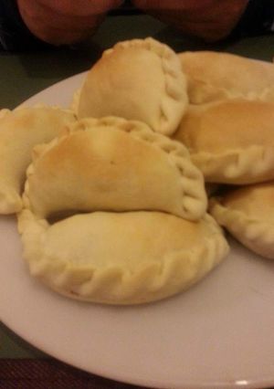 Una foto de Empanadas de queso y cebolla un clásico(vegetarianas)😋😊