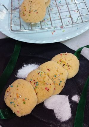 A picture of Vanilla sprinkle butter Cookies.