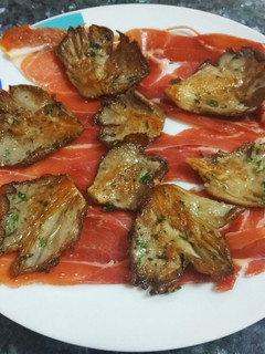 Una foto de Setas a la plancha con jamón