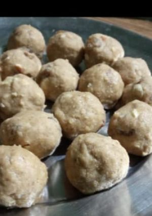 गोंद के लड्डू (gond ke ladoo recipe in Hindi) रेसिपी मुख्य फोटो