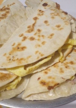 Una foto de Tacos Veraniegos!! De: queso, atún y huevo😋👏