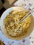 Noodles με χοιρινό, γαρίδα, λάχανο και καρότο 🥢