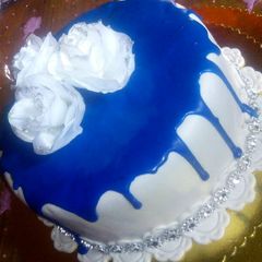 A picture of Royal icing blue dripping design.