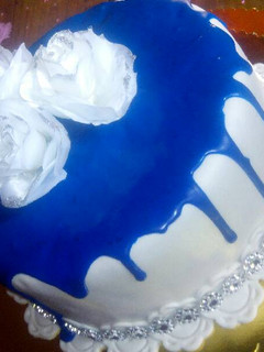 A picture of Royal icing blue dripping design.