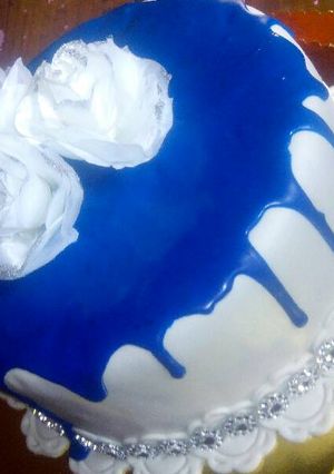 A picture of Royal icing blue dripping design.