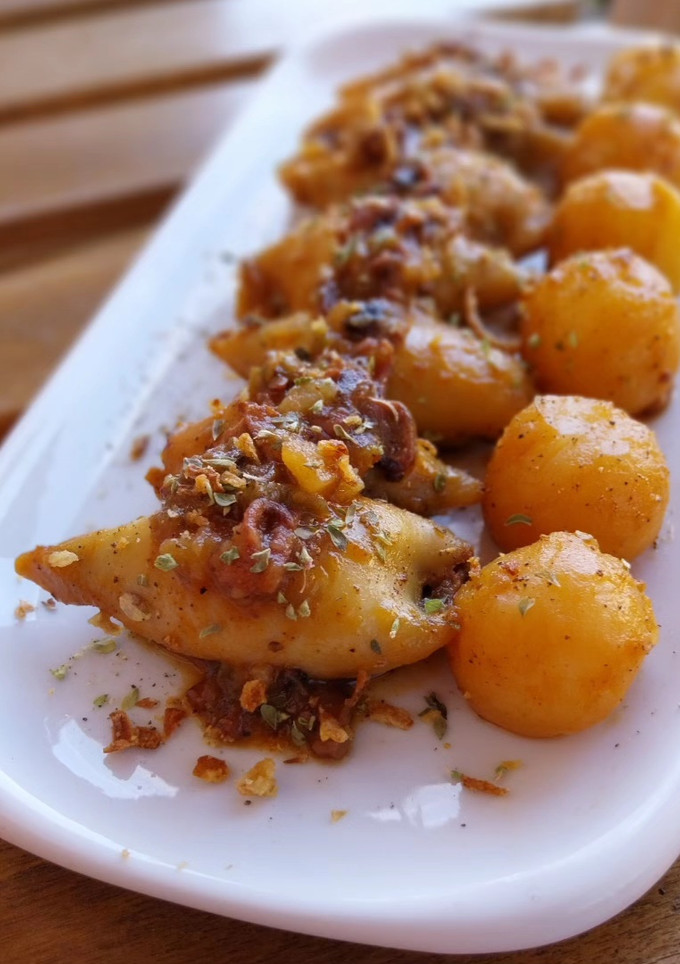 Una foto de Calamares rellenos de carrilleras en su sofrito y patatas guisadas