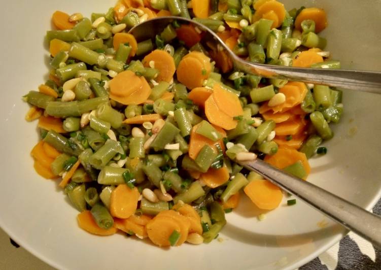 Grüne Bohnen-Karotten-Salat mit gerösteten Pistazien und Orangen-Dressing