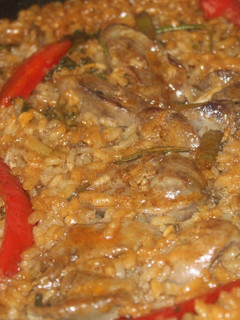 Una foto de Arroz con higadillos de pollo a los dos pimentones y romero