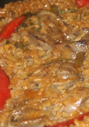 Una foto de Arroz con higadillos de pollo a los dos pimentones y romero